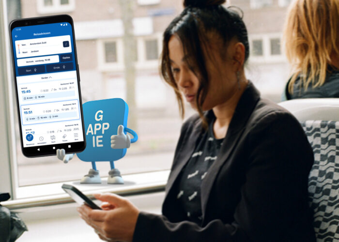 Vrouw in het openbaar vervoer bekijkt de Gappie app op haar telefoon