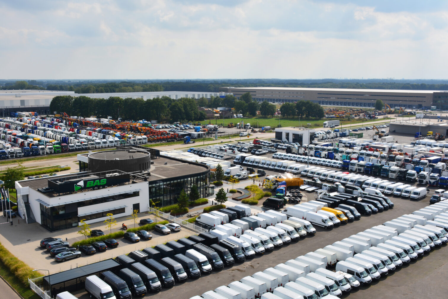 Luchtfoto van het kantoor van BAS World met hun voorraad vrachtwagens