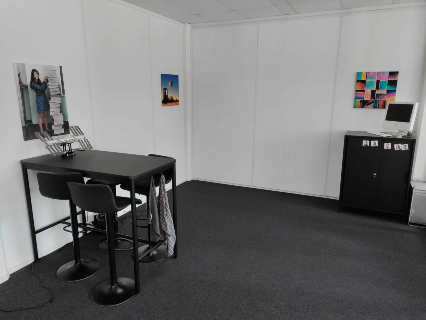 Drie foto's op canvas die aan de muur hangen. De eerste is van Margaret Hamilton, de andere twee zijn gegenereerd door de Midjourney AI.