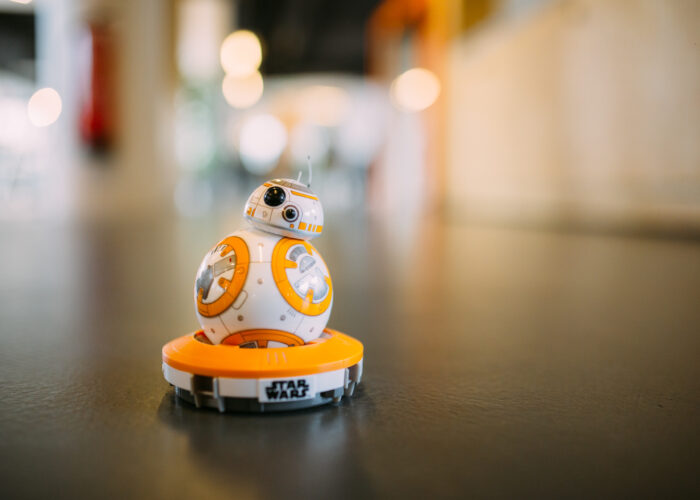 model van BB-8 robot uit Star Wars, tegen een blurry achtergrond
