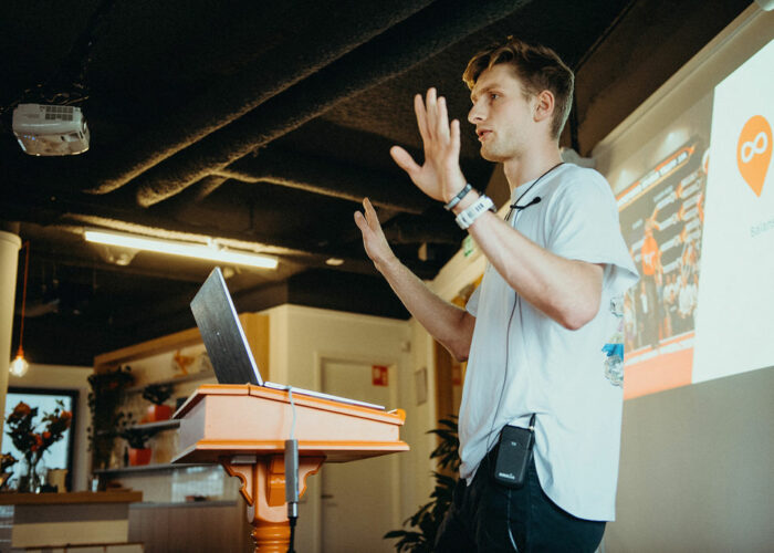 Max nieuwstad presenterend bij infi con presentatie
