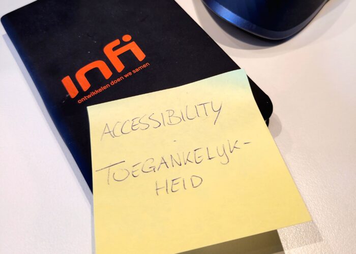 Infi-notepad met post-it waarop geschreven staat "Accessibility - Toegankelijkheid"