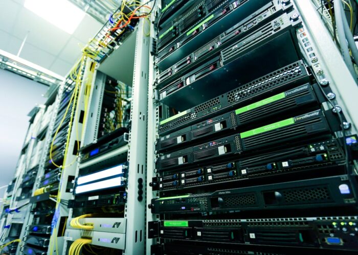 Een foto van een server rack.