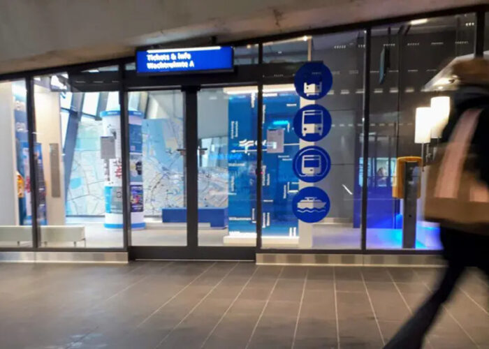 Sfeerfoto van OV locatie met logos van tram, bus, metro, en veerpont