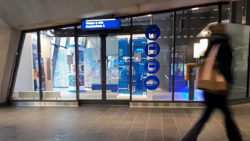 Sfeerfoto van OV locatie met logos van tram, bus, metro, en veerpont