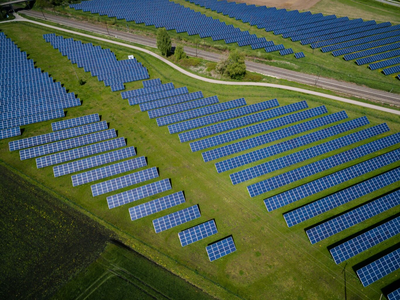 Luchtfoto van zonnepanelen